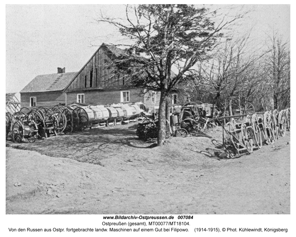 Maszyny rolnicze wywiezione przez Rosjan z Prus Wschodnich, zgromadzone w okolicach Filipowa (1914–1915). Fot. A. Kühlewindt, Królewiec Maszyny rolnicze wywiezione przez Rosjan z Prus Wschodnich, zgromadzone w okolicach Filipowa (1914–1915). Fot. A. Kühlewindt, Królewiec