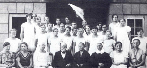 Pastor Johann Alexander z wiernymi, prawdopodobnie na tle pastorówki od strony podwórka (1928). Pastor Johann Alexander z wiernymi, prawdopodobnie na tle pastorówki od strony podwórka (1928).