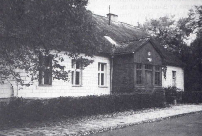 Budynek pastorówki w czasach funkcjonowania w nim szkoły podstawowej – stan w roku 1980 Budynek pastorówki w czasach funkcjonowania w nim szkoły podstawowej – stan w roku 1980.