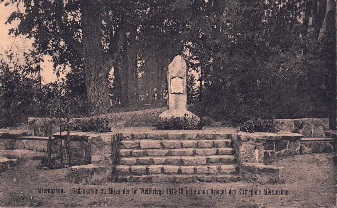 Wojenny obelisk (Kriegerdenkmal), upamiętniający mieszkańców Mieruniszek poległych podczas Wielkiej Wojny w latach 1914–1918, uwidoczniony na starej pocztówce. Przetrwał do czasów współczesnych i znajduje się przed ruinami kościoła. Wojenny obelisk (Kriegerdenkmal), upamiętniający mieszkańców Mieruniszek poległych podczas Wielkiej Wojny w latach 1914–1918, uwidoczniony na starej pocztówce. Przetrwał do czasów współczesnych i znajduje się przed ruinami kościoła.