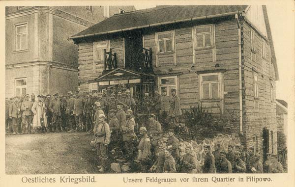 I wojna światowa – niemieccy żołnierze na tle budynku zajętego na kwaterę w północnej części rynku, w miejscu obecnej lokalizacji „Sklepu u Roberta” (Plac Stefana Batorego). I wojna światowa – niemieccy żołnierze na tle budynku zajętego na kwaterę w północnej części rynku, w miejscu obecnej lokalizacji „Sklepu u Roberta” (Plac Stefana Batorego).