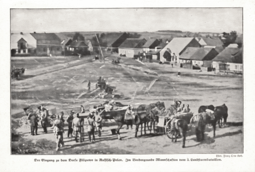 I wojna światowa. Żołnierze niemieccy z 3. Batalionu Landsturmu na filipowskim rynku. W tle widoczna północna i zachodnia pierzeja rynku z charakterystyczną studnią z żurawiem, na wysokości narożnika obecnych ulic Mieruniszka i Wólczańskiej. Fot.: Franz Otto Koch. I wojna światowa. Żołnierze niemieccy z 3. Batalionu Landsturmu na filipowskim rynku. W tle widoczna północna i zachodnia pierzeja rynku z charakterystyczną studnią z żurawiem, na wysokości narożnika obecnych ulic Mieruniszka i Wólczańskiej. Fot.: Franz Otto Koch.