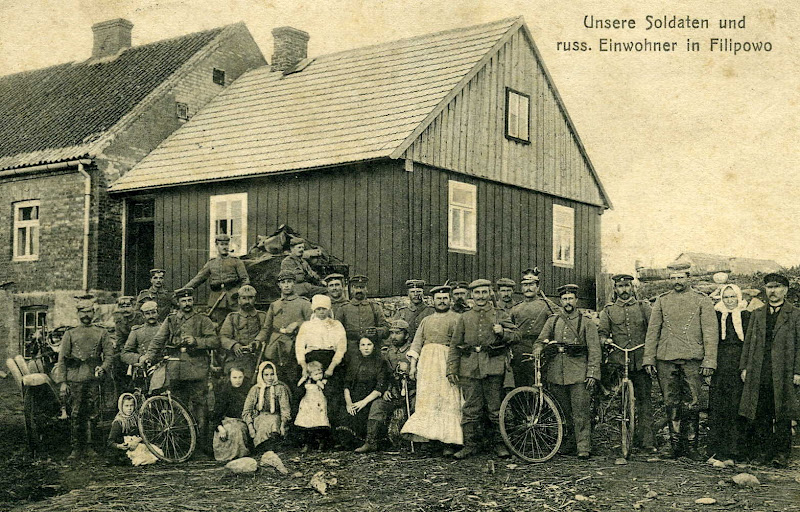 I wojna światowa - niemieccy żołnierze z mieszkańcami Filipowa. I wojna światowa - niemieccy żołnierze z mieszkańcami Filipowa.