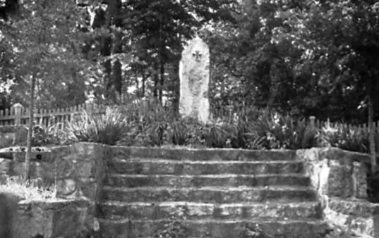 Zdjęcie obelisku wojennego wykonane w innym okresie – bez tablicy pamiątkowej, za to z odwzorowanym niemieckim odznaczeniem Krzyża Żelaznego. Zdjęcie obelisku wojennego wykonane w innym okresie – bez tablicy pamiątkowej, za to z odwzorowanym niemieckim odznaczeniem Krzyża Żelaznego.