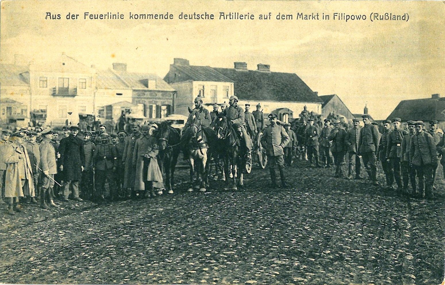 I wojna światowa – powrót niemieckiej artylerii z frontu. W tle widoczna jest wschodnia pierzeja rynku w Filipowie (obecnie Plac Stefana Batorego). I wojna światowa – powrót niemieckiej artylerii z frontu. W tle widoczna jest wschodnia pierzeja rynku w Filipowie (obecnie Plac Stefana Batorego).