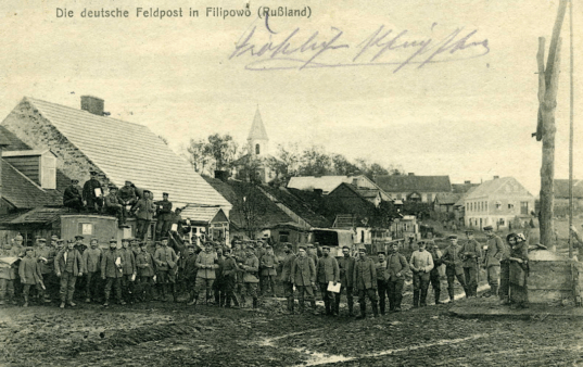 Rynek w Filipowie (obecnie Plac Stefana Batorego) w latach I wojny światowej. Uwagę zwraca nieistniejąca dziś wieża kościoła pw. Wniebowzięcia NMP. Po lewej stronie zdjęcia widoczna jest studnia z żurawiem – znajdowała się w narożniku obecnego placu, na wysokości ulic Wólczańskiej i Mieruniszka Rynek w Filipowie (obecnie Plac Stefana Batorego) w latach I wojny światowej. Uwagę zwraca nieistniejąca dziś wieża kościoła pw. Wniebowzięcia NMP. Po lewej stronie zdjęcia widoczna jest studnia z żurawiem – znajdowała się w narożniku obecnego placu, na wysokości ulic Wólczańskiej i Mieruniszka