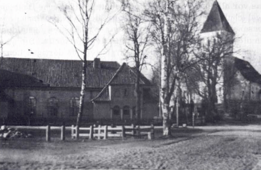 Siedziba władz gminnych (z lewej) i kościół w Mieruniszkach Siedziba władz gminnych (z lewej) i kościół w Mieruniszkach