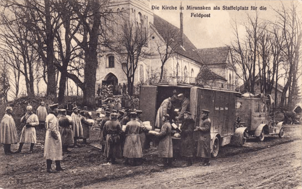 Sortownia poczty polowej urządzona w kościele w Mieruniszkach podczas I wojny światowej. Fot. A. Kühlewindt (ok. 1915) Sortownia poczty polowej urządzona w kościele w Mieruniszkach podczas I wojny światowej. Fot. A. Kühlewindt (ok. 1915)