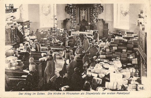 Sortownia poczty polowej urządzona we wnętrzu kościoła w Mieruniszkach podczas I wojny światowej. Fot. A. Kühlewindt (ok. 1915) Sortownia poczty polowej urządzona we wnętrzu kościoła w Mieruniszkach podczas I wojny światowej. Fot. A. Kühlewindt (ok. 1915)