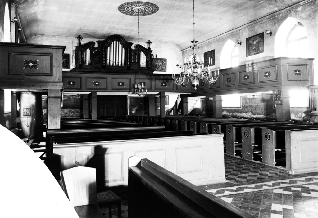 Wnętrze kościoła w Mieruniszkach. Widok od strony prezbiterium na nawę (fot. ze zbiorów ze zbiorów Urzędu Konserwatora Zabytków Sztuki i Historii Prowincji Prus Wschodnich, odbitka w zasobach Instytutu Sztuki Polskiej Akademii Nauk) Wnętrze kościoła w Mieruniszkach. Widok od strony prezbiterium na nawę (fot. ze zbiorów ze zbiorów Urzędu Konserwatora Zabytków Sztuki i Historii Prowincji Prus Wschodnich, odbitka w zasobach Instytutu Sztuki Polskiej Akademii Nauk)