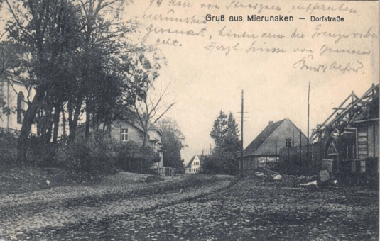 Zabudowania wzdłuż głównej ulicy Mieruniszek Zabudowania wzdłuż głównej ulicy Mieruniszek