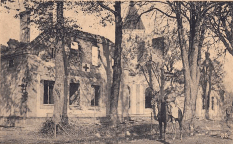 I wojna światowa. Zniszczony przez Rosjan budynek Urzędu Gminy, w którym zorganizowany był niemiecki szpital polowy. W tle widoczna wieża kościoła w Mieruniszkach. I wojna światowa. Zniszczony przez Rosjan budynek Urzędu Gminy, w którym zorganizowany był niemiecki szpital polowy. W tle widoczna wieża kościoła w Mieruniszkach.