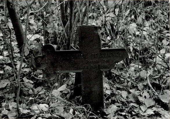 Grób Heinricha Berkowskiego z 1865 roku – najstarszy zachowany nagrobek w Mieruniszkach (cmentarz ewangelicki nr 3, stan z 1988 roku). Grób Heinricha Berkowskiego z 1865 roku – najstarszy zachowany nagrobek w Mieruniszkach (cmentarz ewangelicki nr 3, stan z 1988 roku).