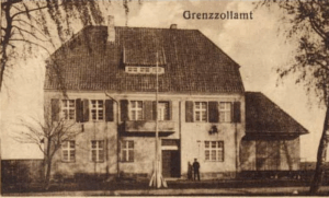 Nieistniejący dziś budynek niemieckiej komory celnej w Mieruniszkach. Miejsce rozmów przedstawicieli Wehrmachtu i Armii Czerwonej, którzy na początku października 1939 roku dokonali korekty granicy ustalonej Paktem Ribbentrop–Mołotow (na korzyść Niemiec) oraz omówili tryb wycofania Armii Czerwonej z Suwalszczyzny.