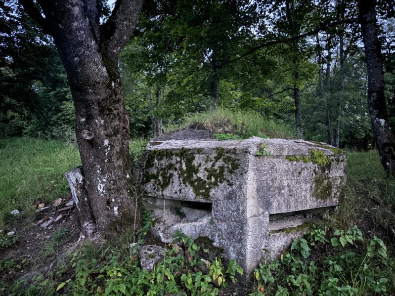 Trzecia linia obrony pozycji granicznej w Mieruniszkach. Stanowisko ogniowe umieszczone w narożniku nieistniejącego dziś budynku, strzegące od wschodu wjazdu do Mieruniszek. Fot. Jacek "Wiejski" Górski Trzecia linia obrony pozycji granicznej w Mieruniszkach. Stanowisko ogniowe umieszczone w narożniku nieistniejącego dziś budynku, strzegące od wschodu wjazdu do Mieruniszek. Fot. Jacek "Wiejski" Górski