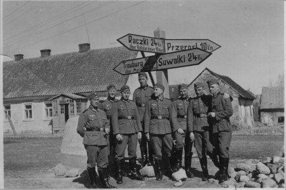 II wojna światowa. Żołnierze niemieccy na rynku w Filipowie. Widoczny drogowskaz „Treuburg bei Merunen” (Olecko przez Mieruniszki). II wojna światowa. Żołnierze niemieccy na rynku w Filipowie. Widoczny drogowskaz „Treuburg bei Merunen” (Olecko przez Mieruniszki).